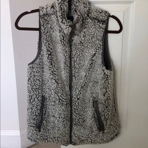 FRANCESCA’S Miami Fuzzy Vest (Gray)